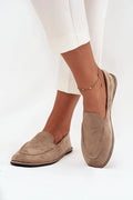 mocassins femme suédine écologique taupe bout arrondi empeigne lisse surpiqûres décoratives semelle plate gomme noire coupe basse confort