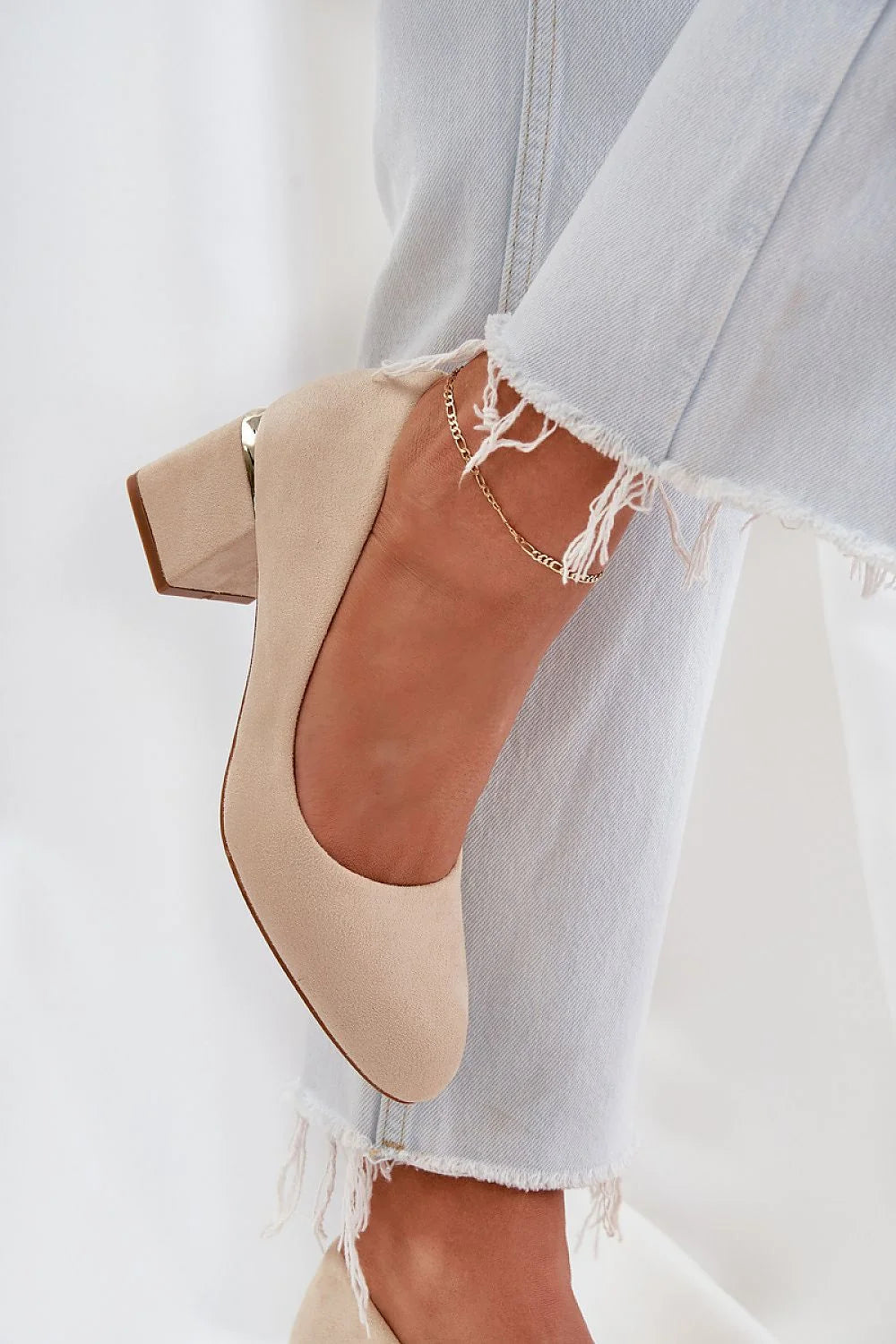 escarpins femmes talon carré moyen beige nude suédine écologique finition velours bout amande maintien stable semelle cuir confort