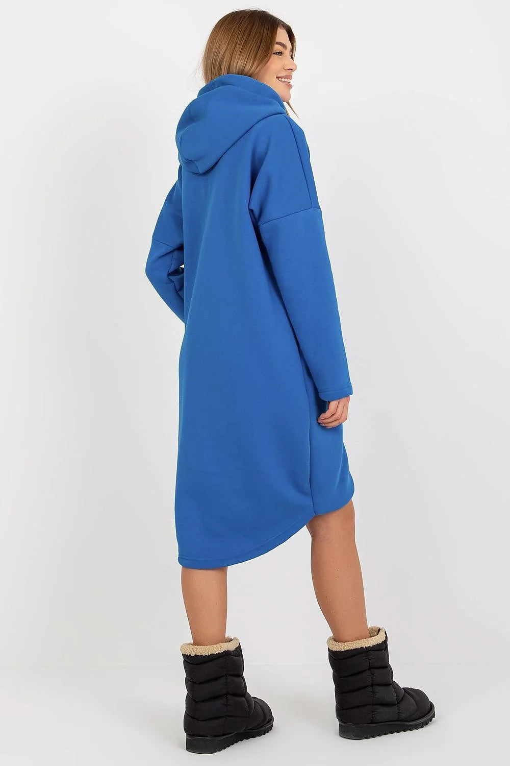 Manteau pour femmes design moderne audacieux couleur fuchsia vif coupe oversize matériau structuré fonctionnalité confort
