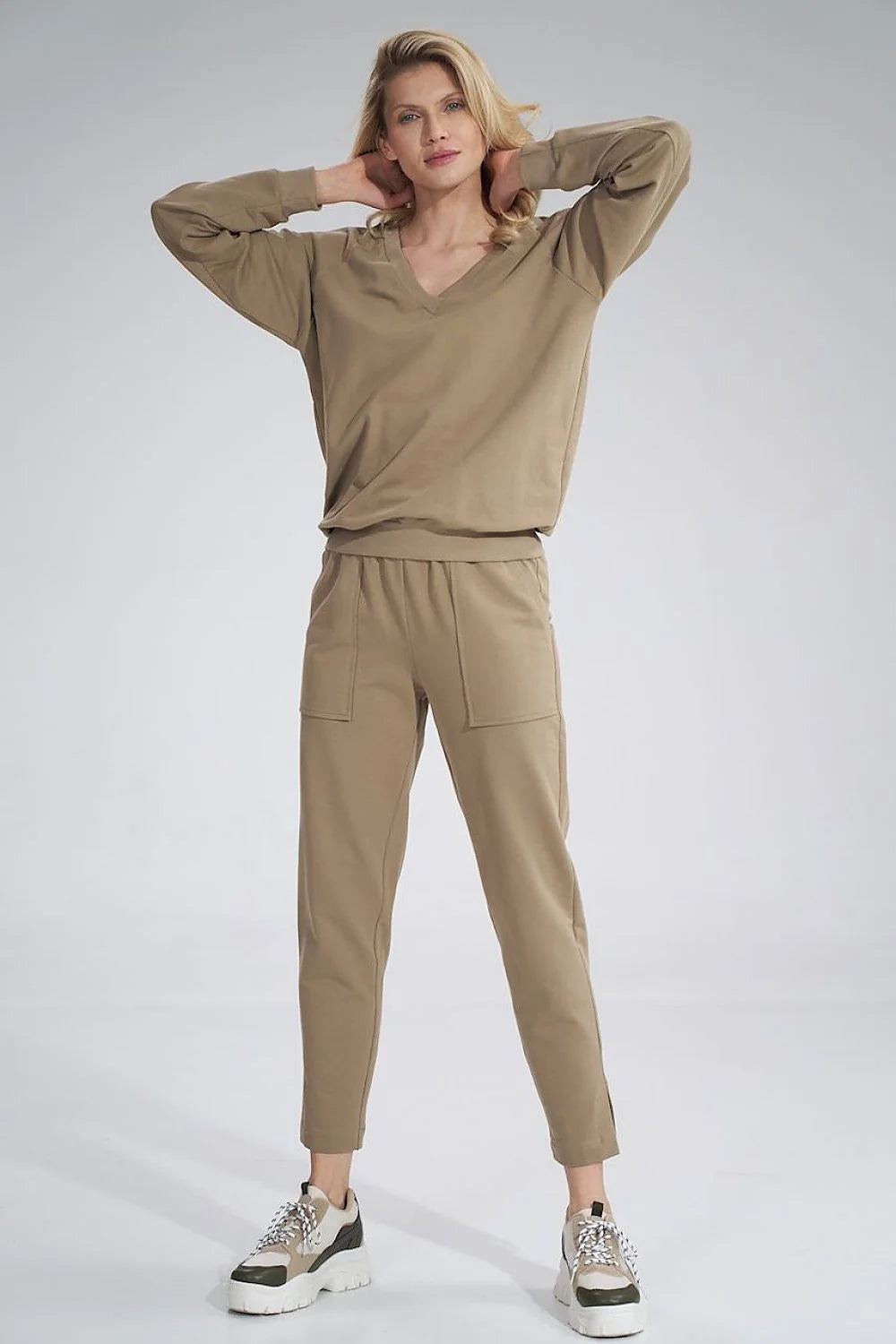 Ensemble coordonné sweatshirt pantalon femme style décontracté moderne couleur taupe manches longues taille élastique