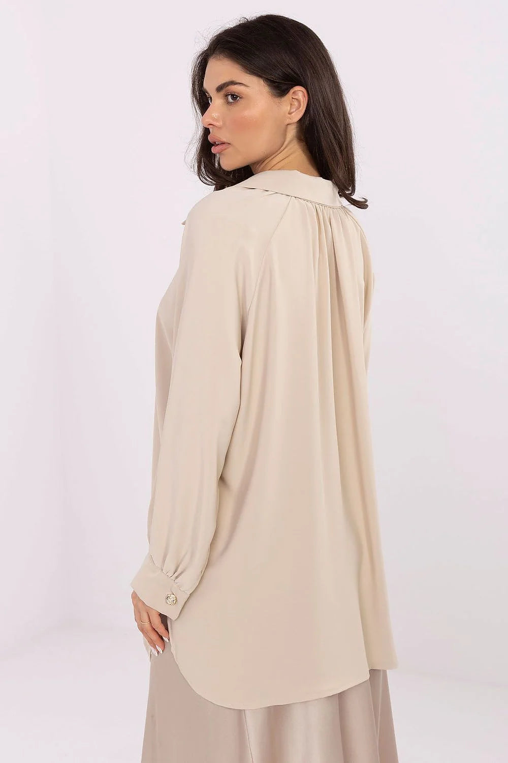 chemise femme manches longues élégante classique satinée beige fluide boutonnée col chemisier ballon poignets boutonnés dorés ciselés raglan