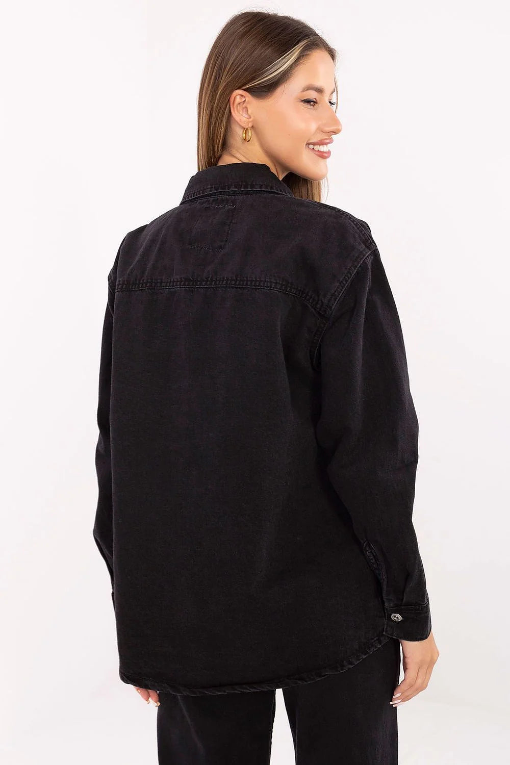 Veste en denim noire classique pour femme, style casual chic, coupe droite, manches longues, boutons métalliques, poches poitrine, 100% coton, durabilité et confort