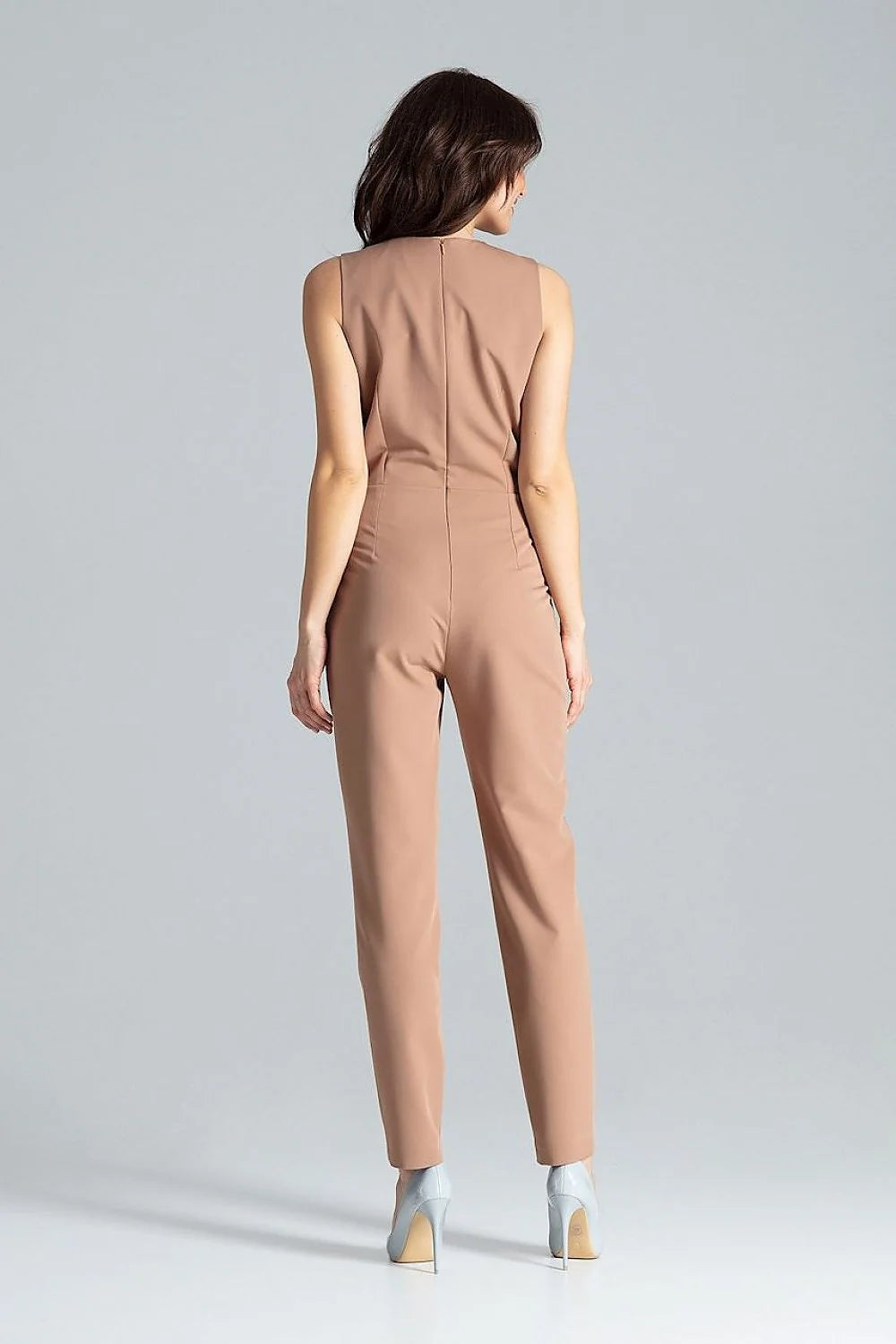 Combinaison femme sans manches vert émeraude revers étroits encolure enveloppe boutons métal polyester viscose coupe ajustée élégance professionnelle soirée