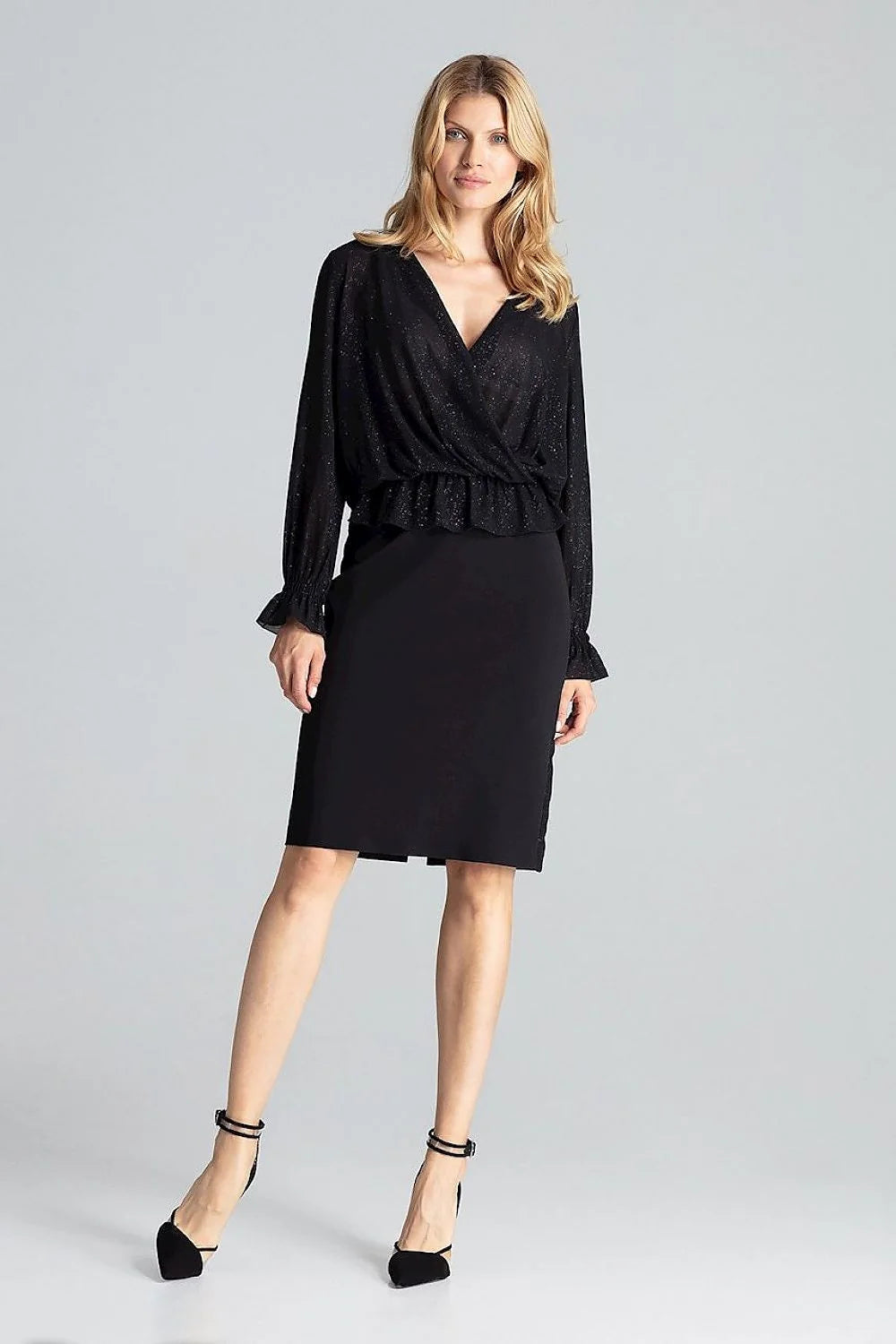 chemisier brocart rouge moderne féminin élégant manches longues bouffantes col V croisé taille élastique poignets froncés cintré reflets métalliques subtils