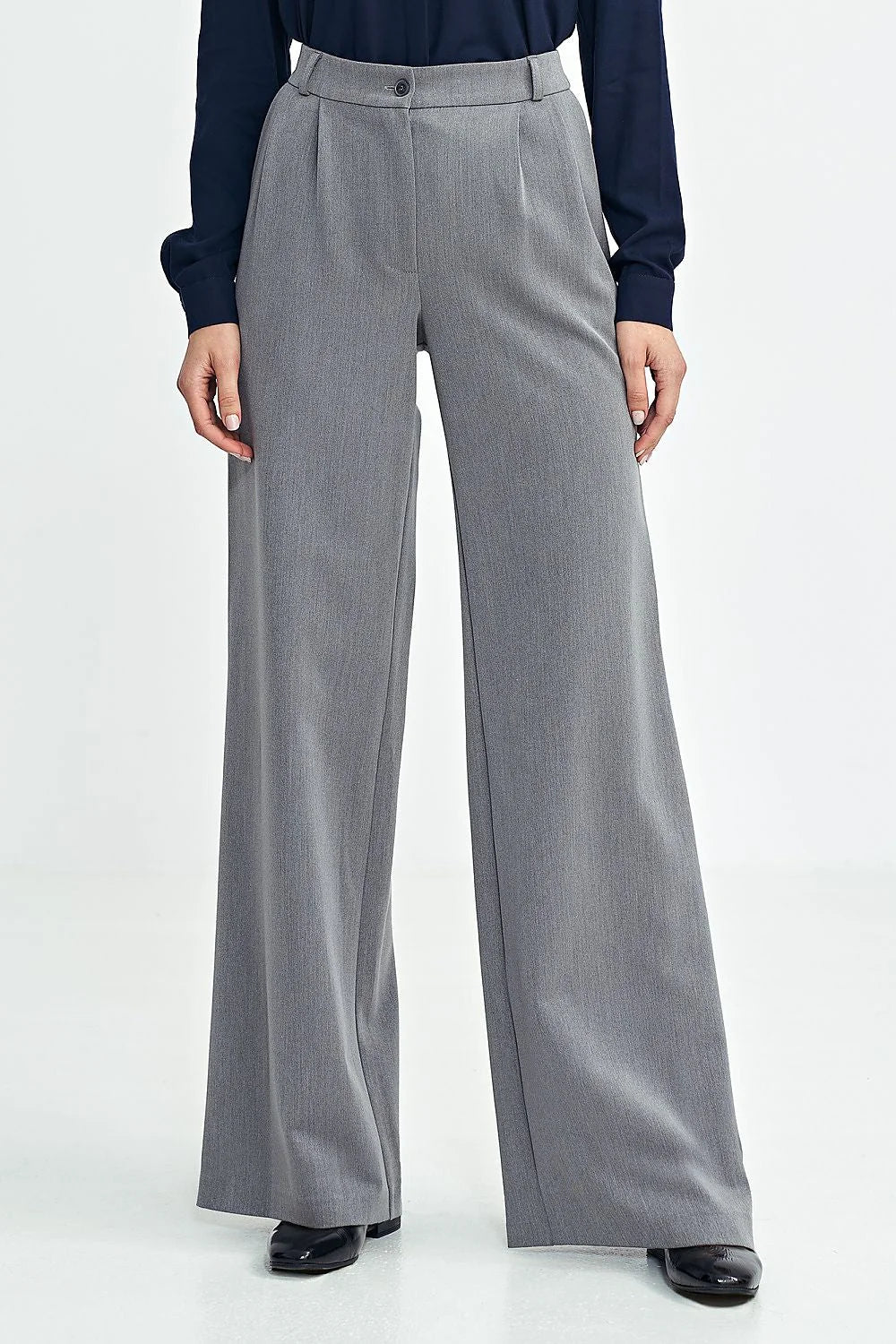 Pantalon long élégant pour femme style large leg en mélange laine polyester design sophistiqué plis devant taille haute bouton central couleur gris clair