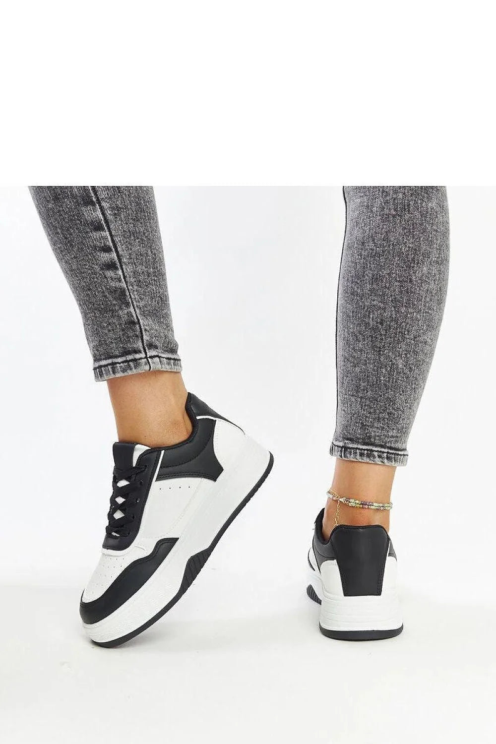 Baskets pour femmes modernes design épuré couleur blanc et noir tige en faux cuir lacets noirs semelle épaisse antidérapante baskets urban style casual