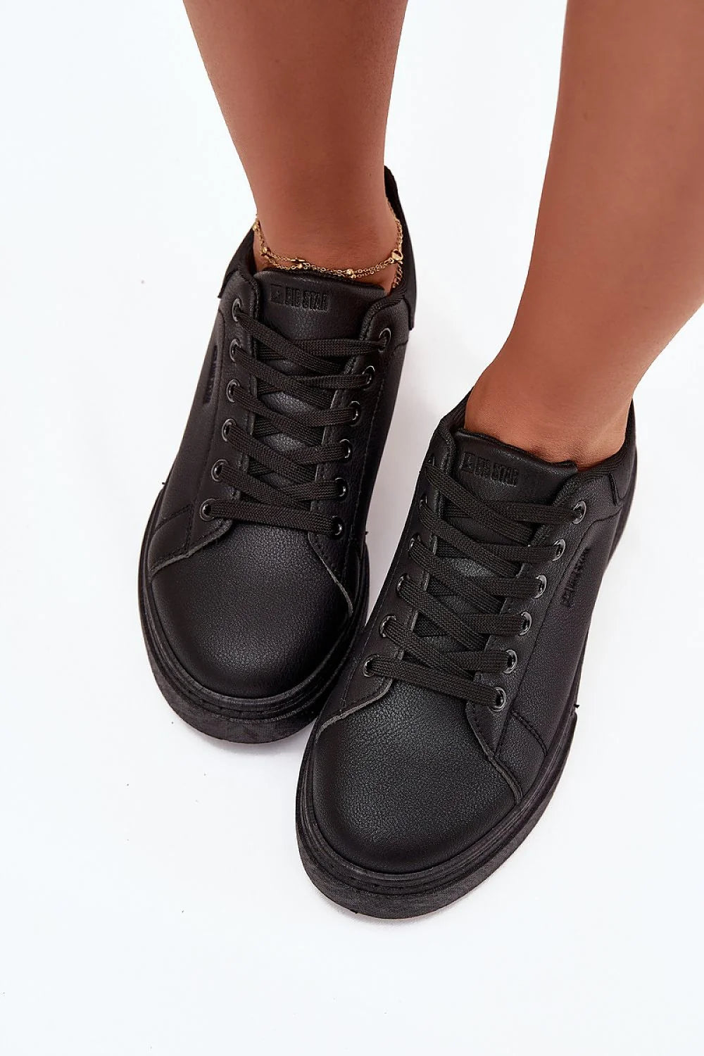 baskets femme plateforme noires cuir écologique similicuir mat lacets œillets métalliques col rembourré semelle épaisse caoutchouc confort stabilité tendance urbaine