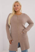 Cardigan long pour femme plus size style casual élégant coupe droite fermeture éclair dorée poches plaquées couleur brun taupe matière douce et confortable