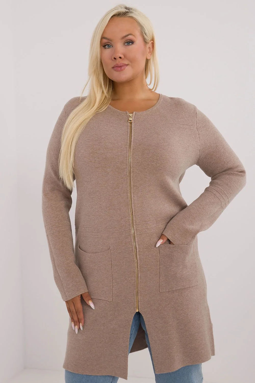 Cardigan long pour femme plus size style casual élégant coupe droite fermeture éclair dorée poches plaquées couleur brun taupe matière douce et confortable