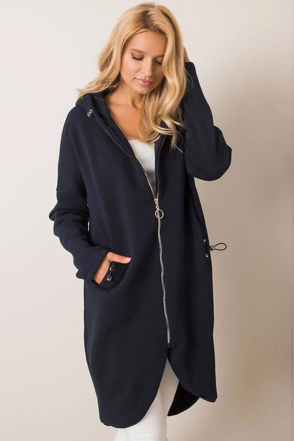 Manteau pour femmes design moderne audacieux couleur fuchsia vif coupe oversize matériau structuré fonctionnalité confort