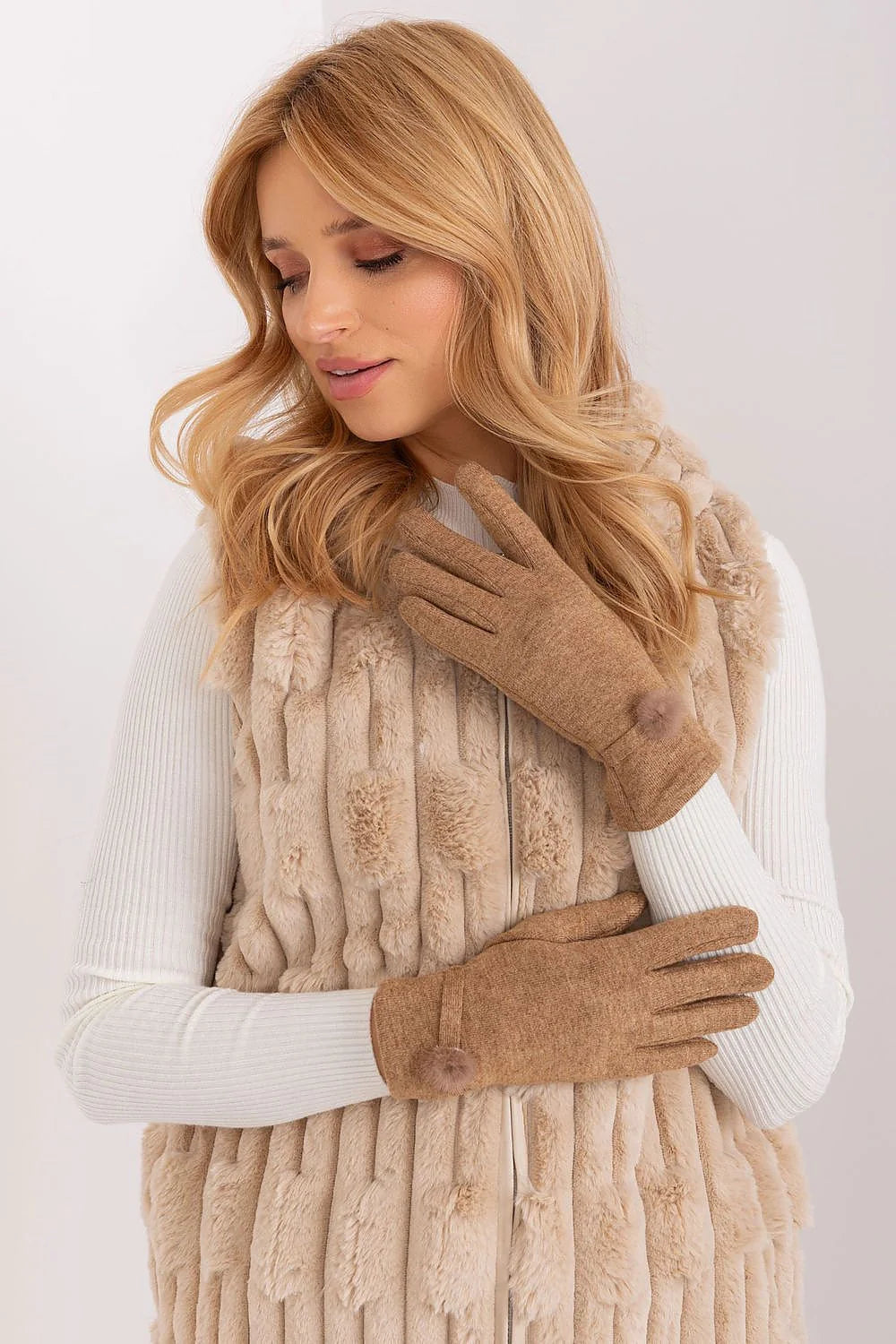 Gants élégants tricotés femmes couleur camel pompons fourrure polyester coton elasthanne gilet fausse fourrure beige ouvert sans manches
