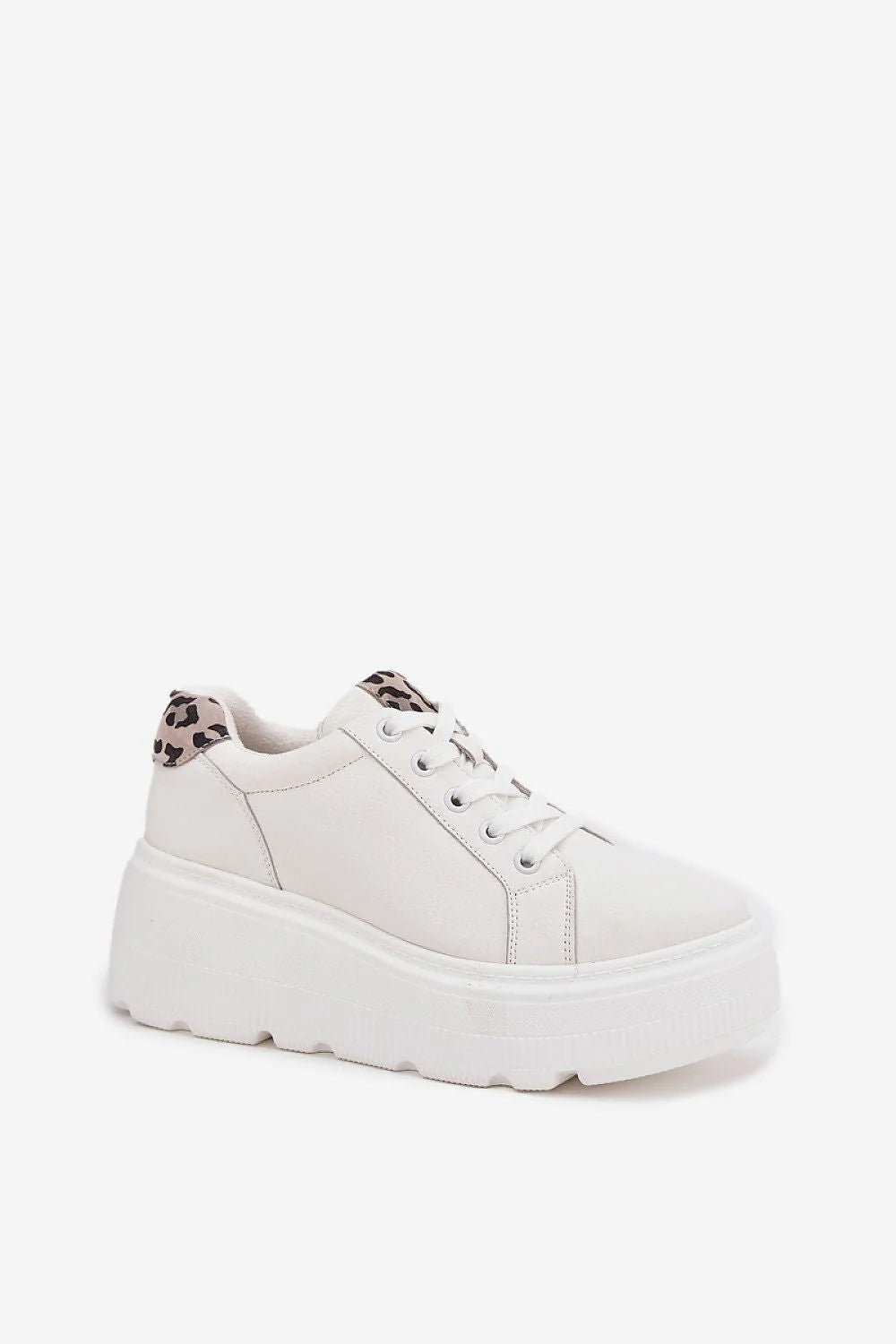 baskets femme cuir naturel plateforme compensées blanches lacets ajustables bout rond œillets métalliques semelle crantée antidérapante empiècements léopard talon languette