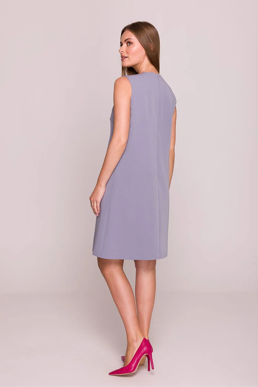 Robe de jour élégante sans manches couleur lavande finition satinée détails métalliques coupe droite trapèze femme