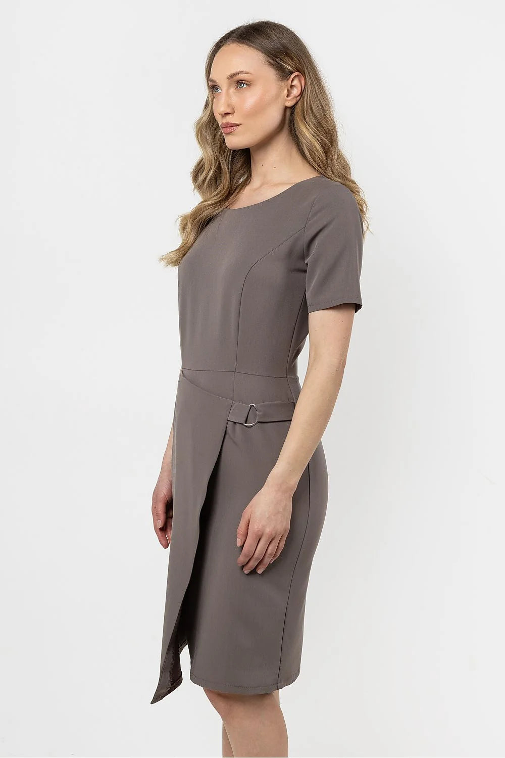 Robe de jour élégante awama couleur taupe coupe ajustée manches courtes décolleté rond ourlet asymétrique occasion professionnelle femme