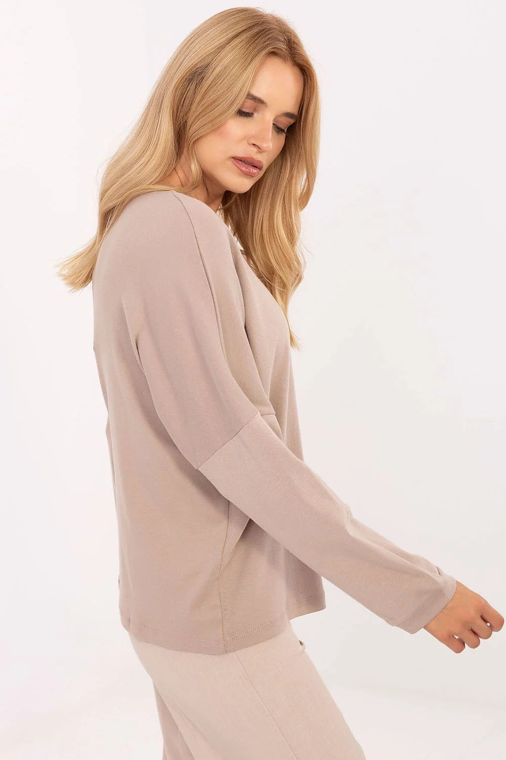 chemisier coton elasthanne manches longues oversize loose loungewear pyjama beige taupe col rond épaules tombantes jersey doux extensible logo imprimé