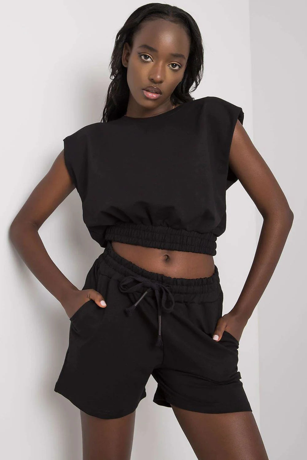 Ensemble femme modern style Rue Paris crop top sans manches et short taille élastique en coton noir