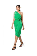 Robe de cocktail asymétrique épaule nue vert émeraude taille ajustable tissu satiné sans manches femme