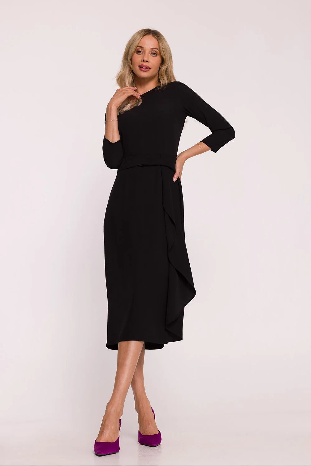 robe soirée cocktail volants midi noire coupe droite encolure ronde manches troisquarts corsage ajusté taille marquée découpe insert tissu lisse