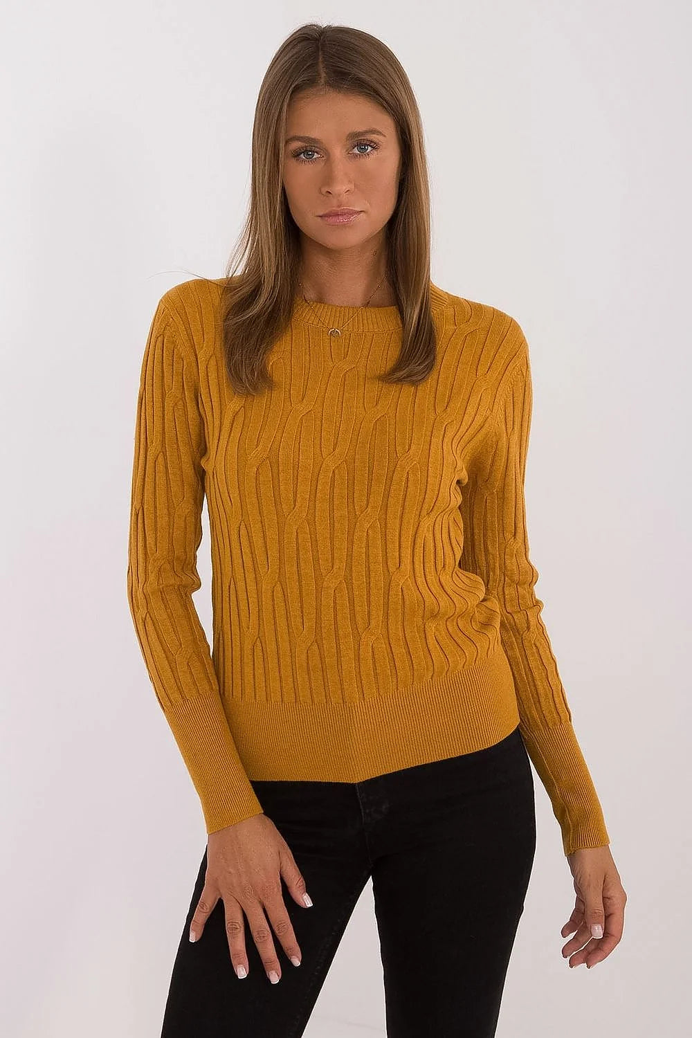Pull pour femme style classique élégant couleur moutarde maille tricotée texture torsade verticale coupe ajustée manches longues poignets côtelés encolure ronde