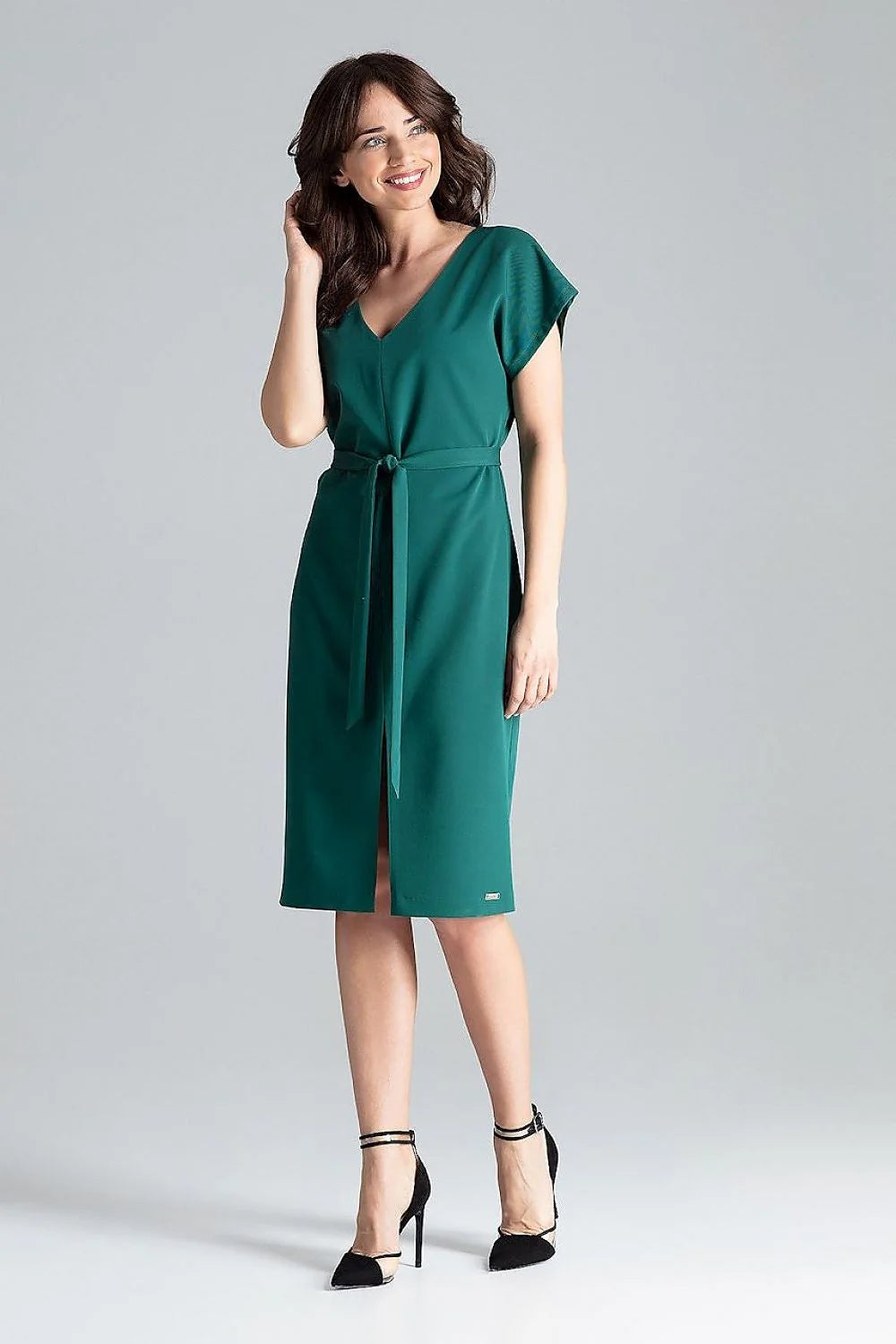 Robe élégante pour femmes en tissu doux rose pâle manches courtes ceinture assortie coupe structurée occasion professionnelle ou semi-formelle