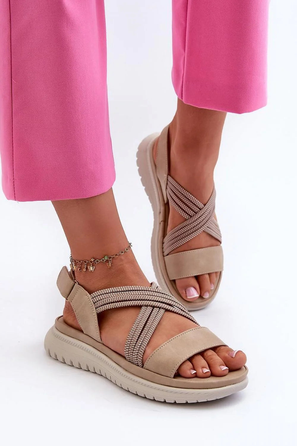 sandales féminines légères modernes casual chic beige nubuck brides croisées élastiques tressées arrière réglable semelle caoutchouc compensée crantée