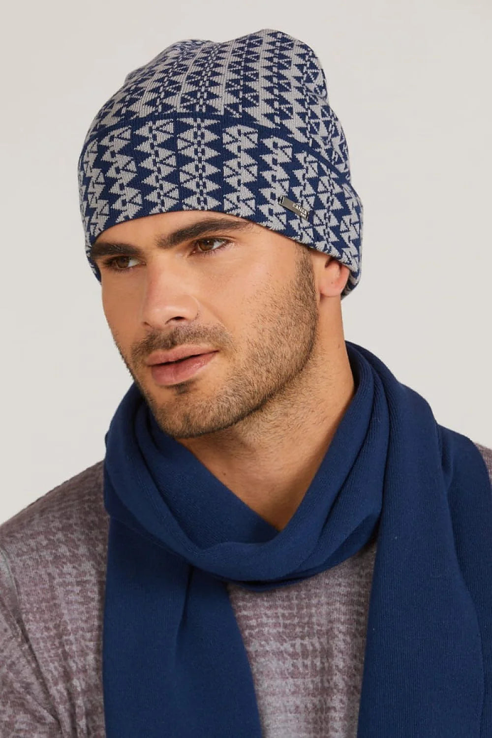 Bonnet Kamea femme motif géométrique bleu marine gris clair tricot laine acrylique coupe ajustée finitions soignées badge métallique écharpe assortie hiver