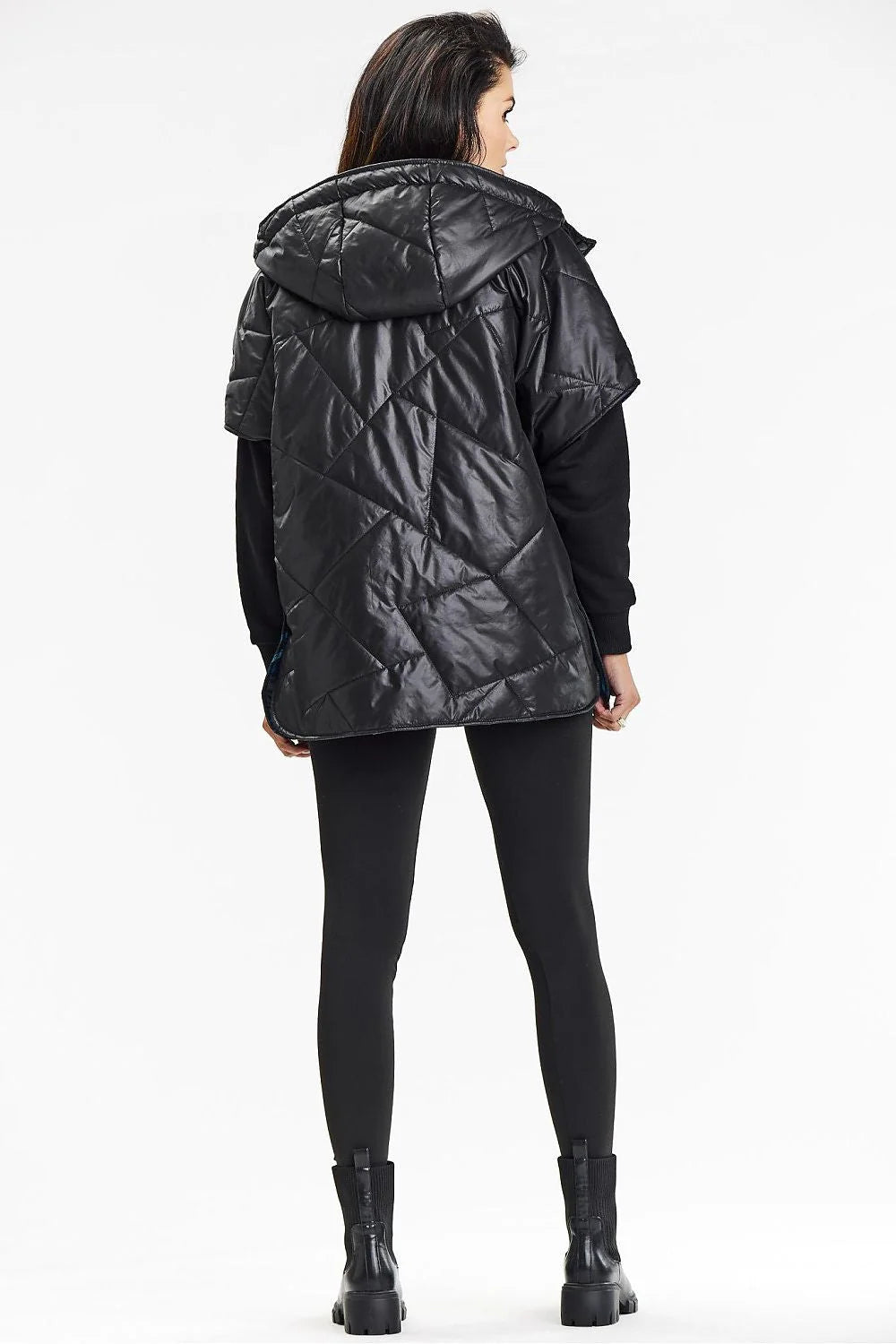 Poncho matelassé moderne pour femme, noir, doublure bleu métallique, capuche, boutons pression, style casual chic, polyester 100%, mode hiver automne