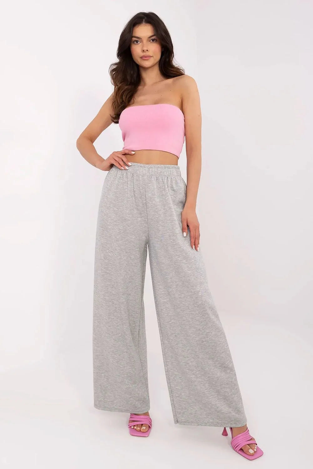 ensemble été femme rose clair bandeau court ajusté maille extensible pantalon large fluide gris chiné taillehaute sandales talons lanières enveloppantes