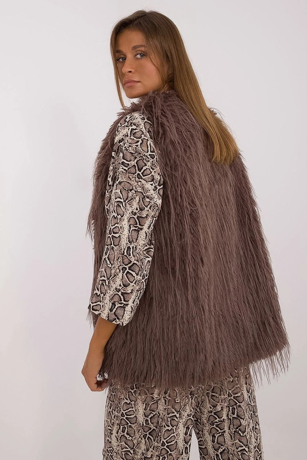 Gilet en fausse fourrure taupe avec ensemble à imprimé python, style élégant et casual, vêtements féminins confortables et sophistiqués
