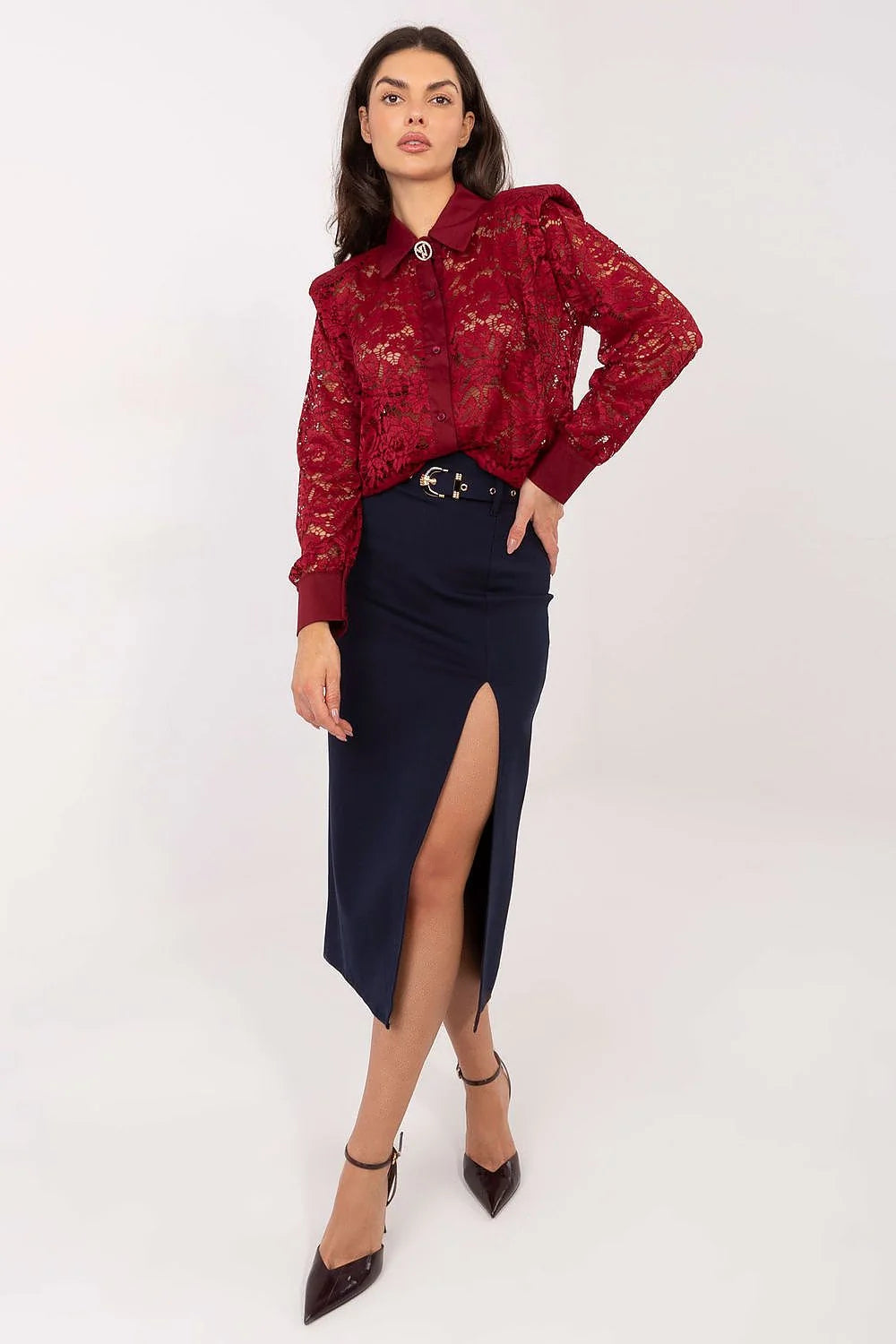 chemise dentelle florale bordeaux semitransparente manches longues col classique boutonnage satinée poignets satinés broche strass épaules structurées coupe ample élégante