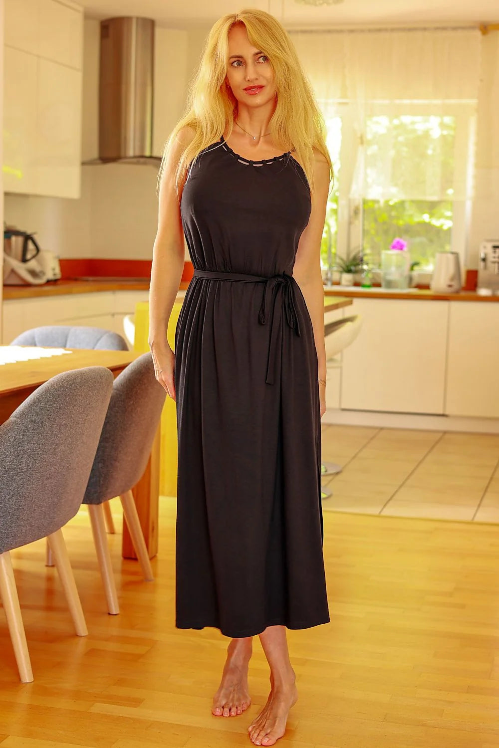 Robe de jour Mirale longue sans manches en viscose noire coupe évasée ceinture incluse plage décontractée femme