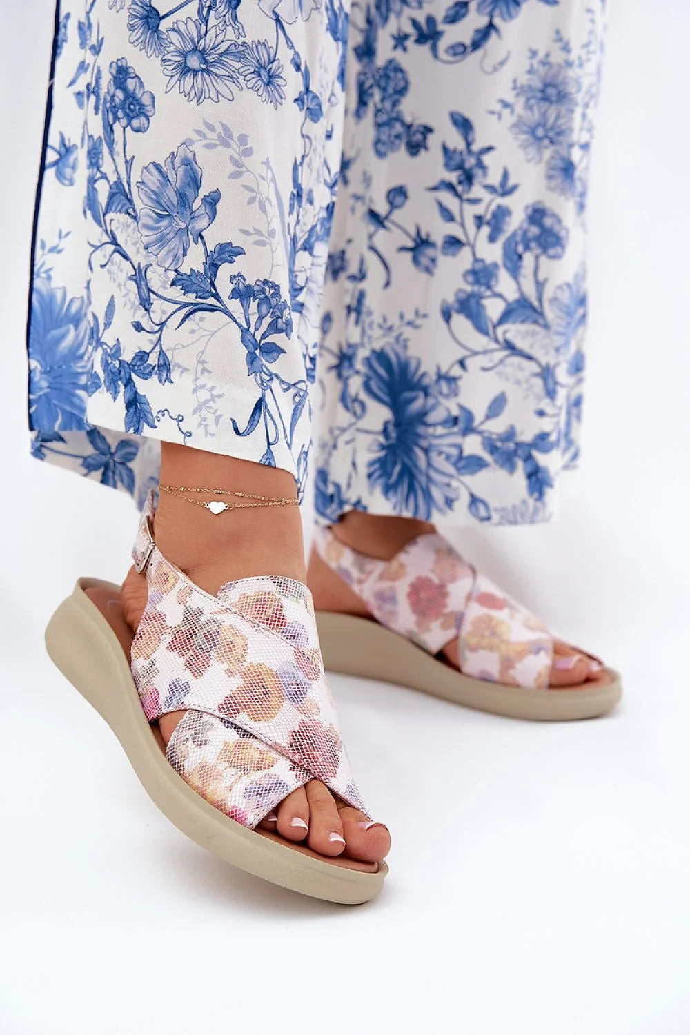 Sandales pour femmes design moderne élégant tige croisée motif floral pastel cuir artificiel semelle compensée 4 cm confort style été occasions