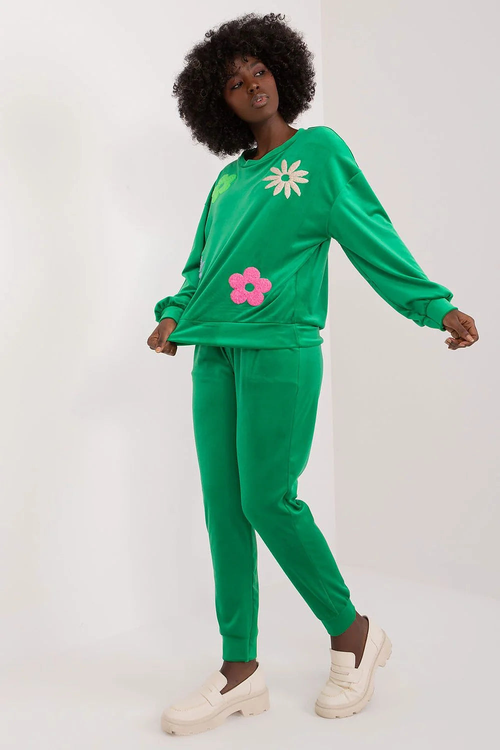 Ensemble Italy Moda pour femme en velours vert vif, sweat-shirt et pantalon assortis, motifs floraux, coupe ample et confortable, style décontracté et tendance