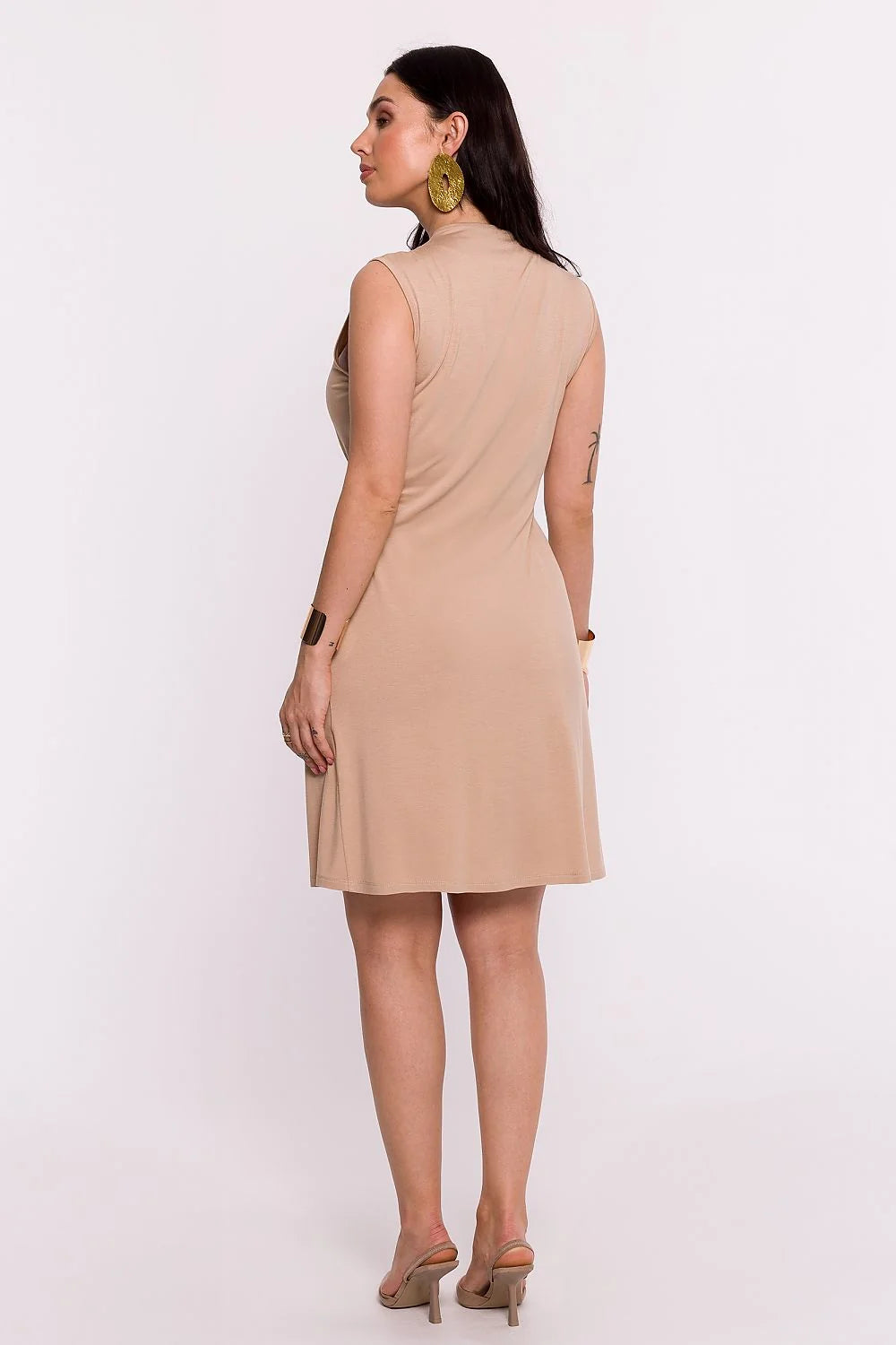 Robe de jour élégante sans manches beige longueur genoux coupe évasée encolure V taille cintrée matériau fluide femme