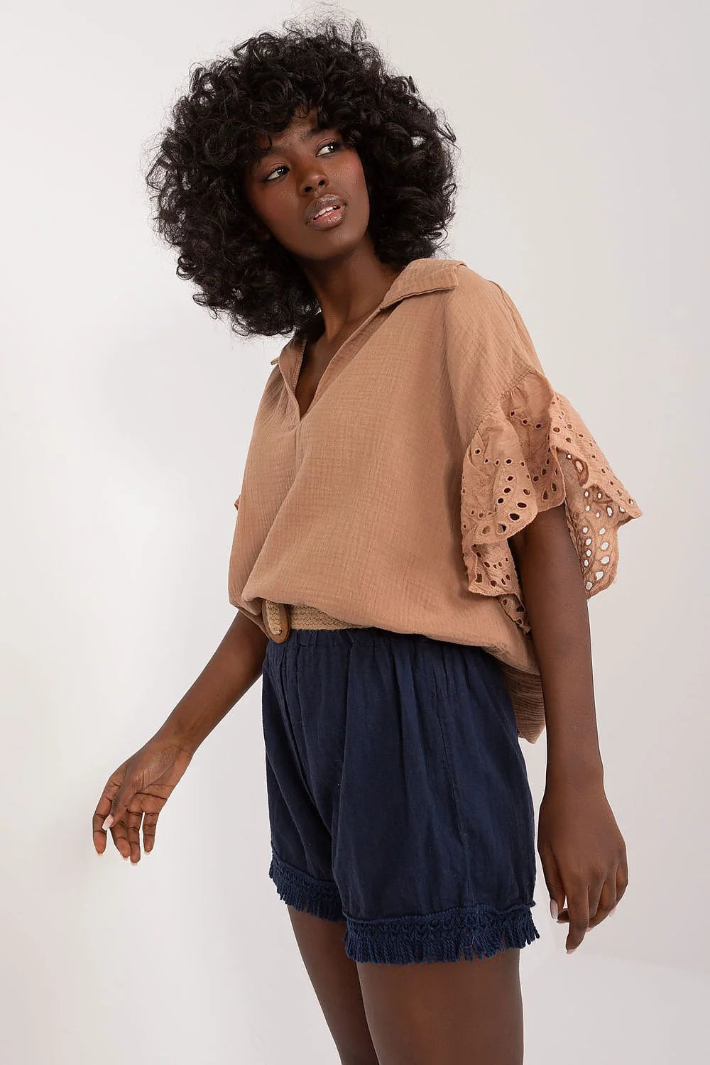 Haut et short bohème femme tissu léger couleur marron clair bleu marine franges ceinture paille broderies manches larges coupe ample été tendance