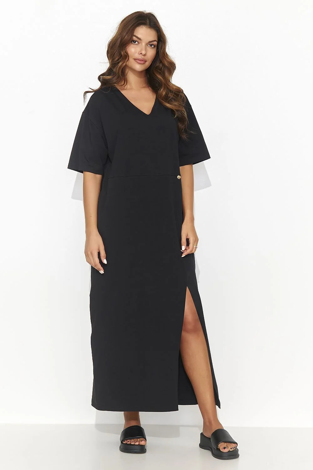Robe de jour Numinou longue ample manches courtes encolure en V fente sur le côté plaque dorée femme