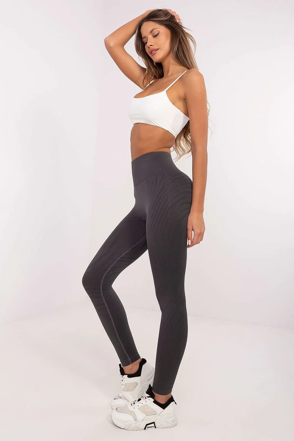 ensemble sportif femme crop haut bretelles fines leggings taille haute zébré tonale gris anthracite sculptant stretch veste capuche baskets blanches