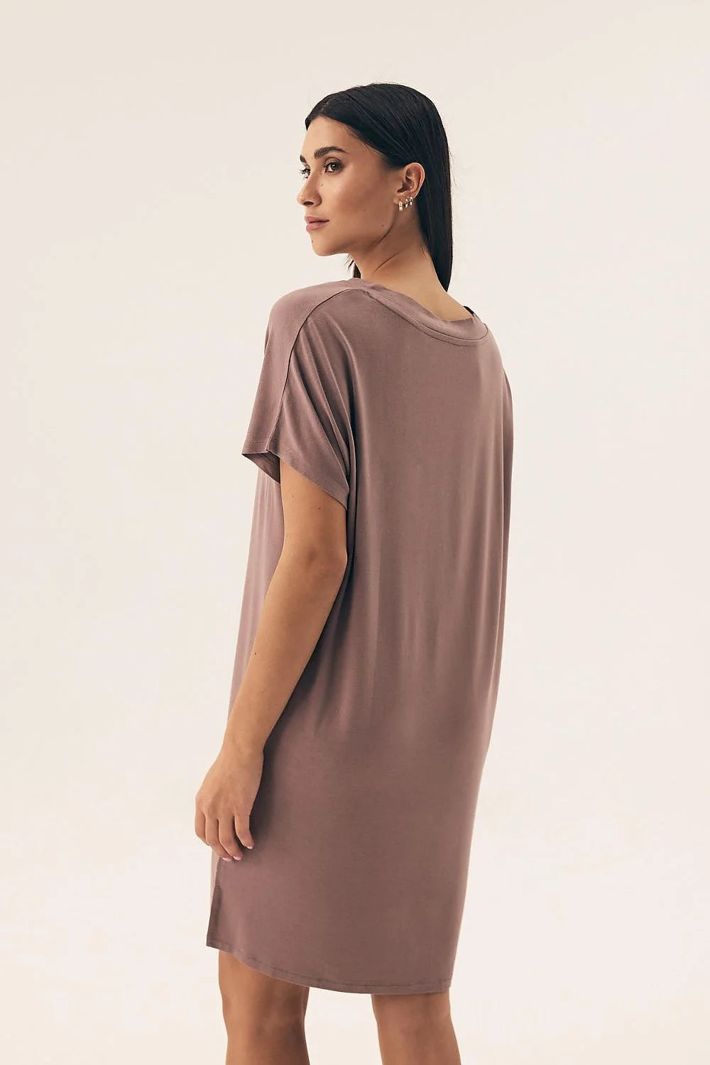 Chemise de nuit Henderson élégante en viscose 95% élasthanne 5% coupe ample manches courtes décolleté en V au-dessus du genou idéale pour nuits confortables femmes