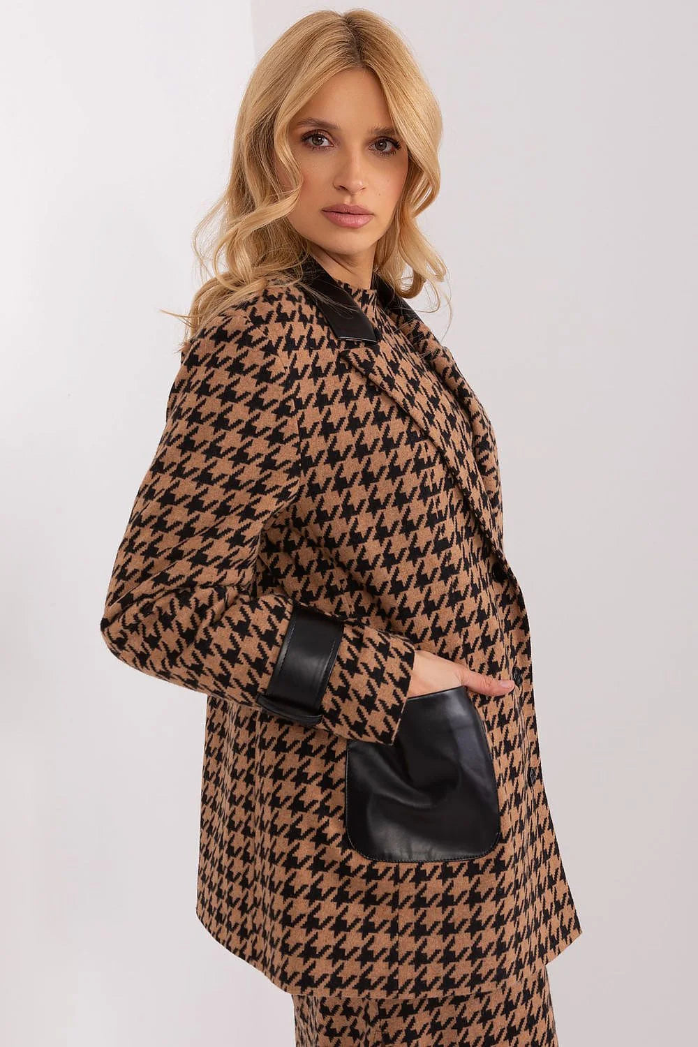 Veste pour femme élégante moderne motif pied-de-poule noir camel cuir écologique col matelassé manches longues boutonnage double