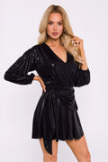 robe courte élégante brillante synthétique noire plissée encolure V manches longues bouffantes poignets élastiqués ceinture intégrée taille cintrée drapée