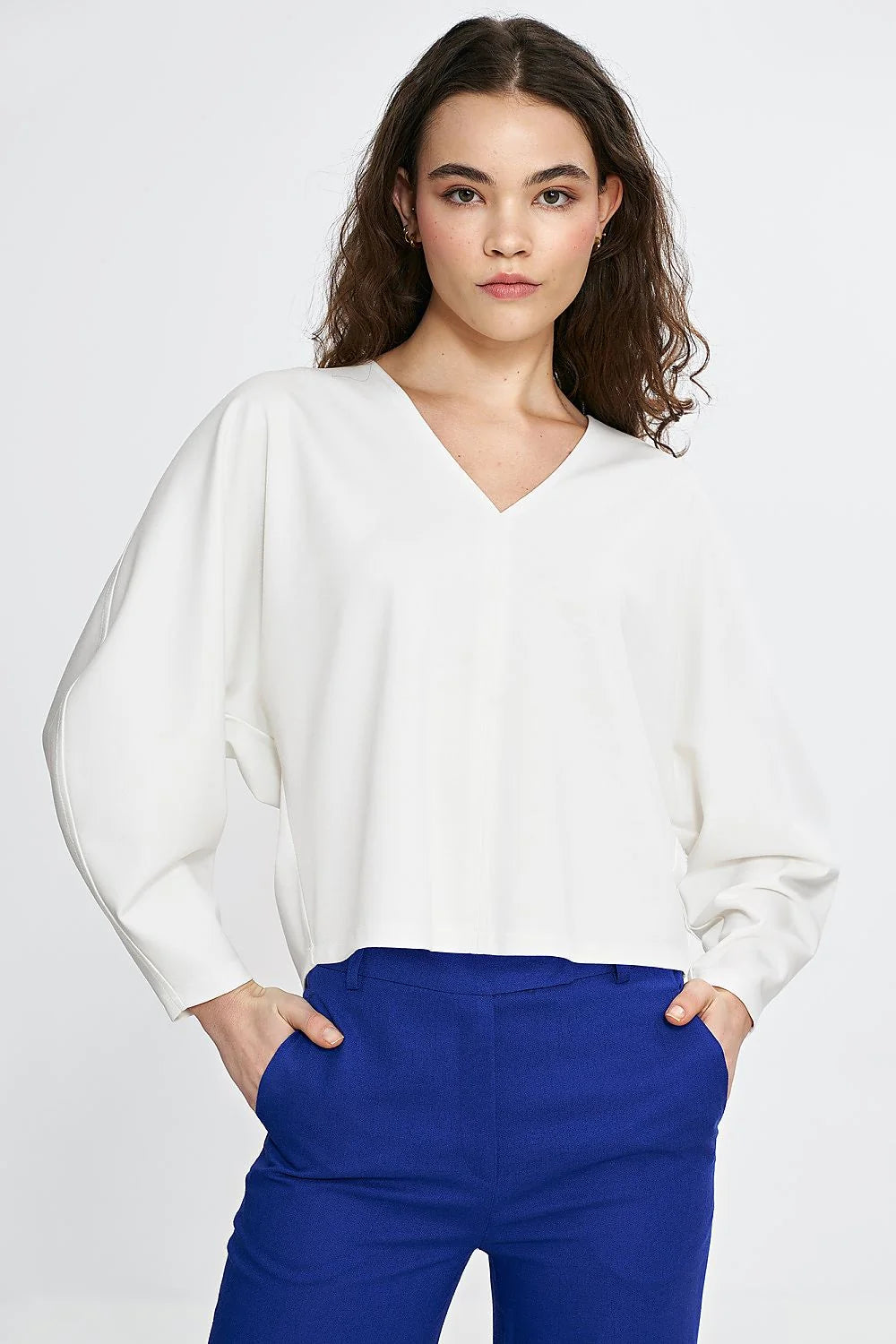 chemisier blanc oversize encolure V manches longues chauvesouris coupe boxy courte tissu fluide tombé structuré minimaliste élégant polyvalent
