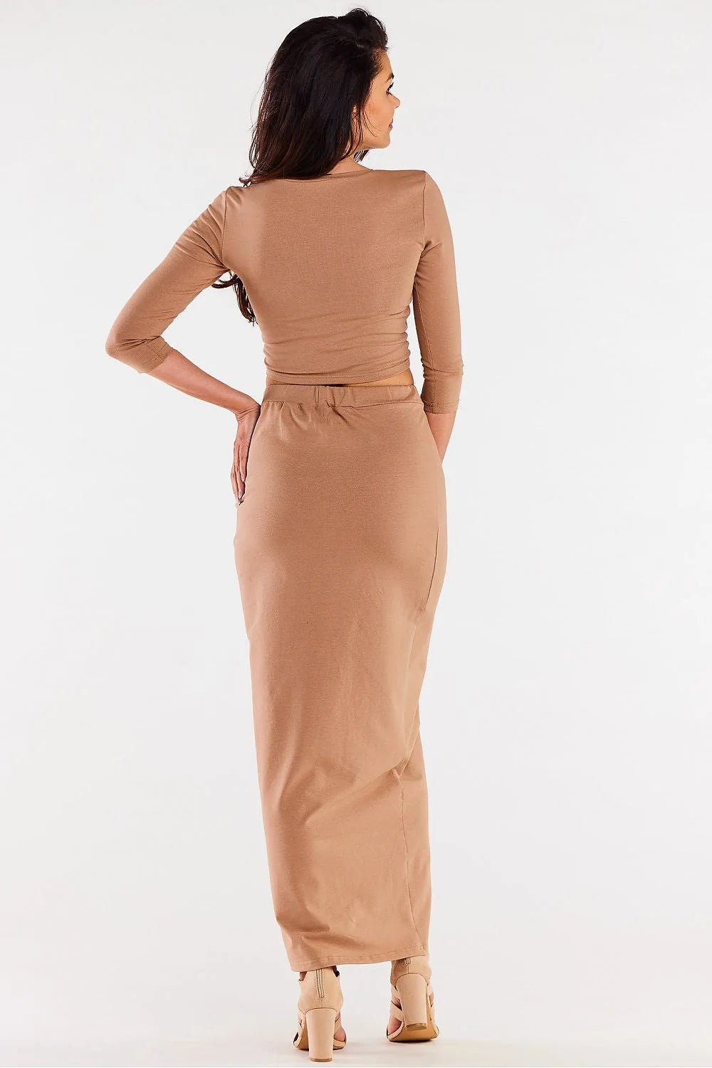 Jupe longue Infinite You, design plissé, fente centrale, maille douce, coordonnée avec haut manches trois-quarts, couleur brun camel, occasions semi-formelles, mode femme