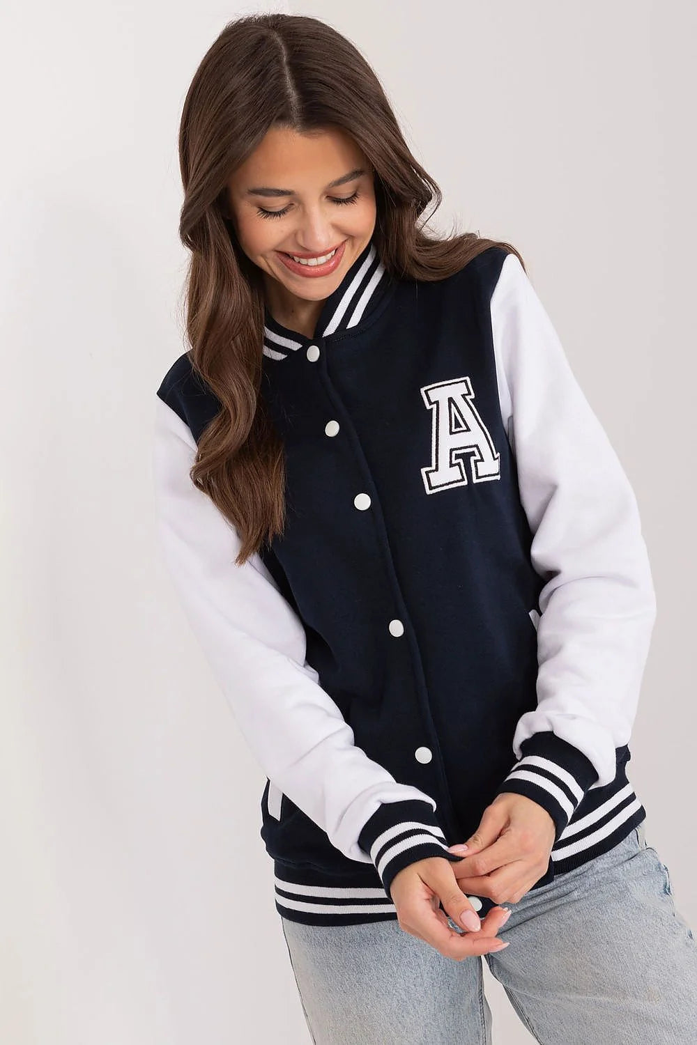Veste varsity femme style universitaire bleu marine blanc manches contrastantes tissu coton mélangé fermeture boutons pression initiale brodée