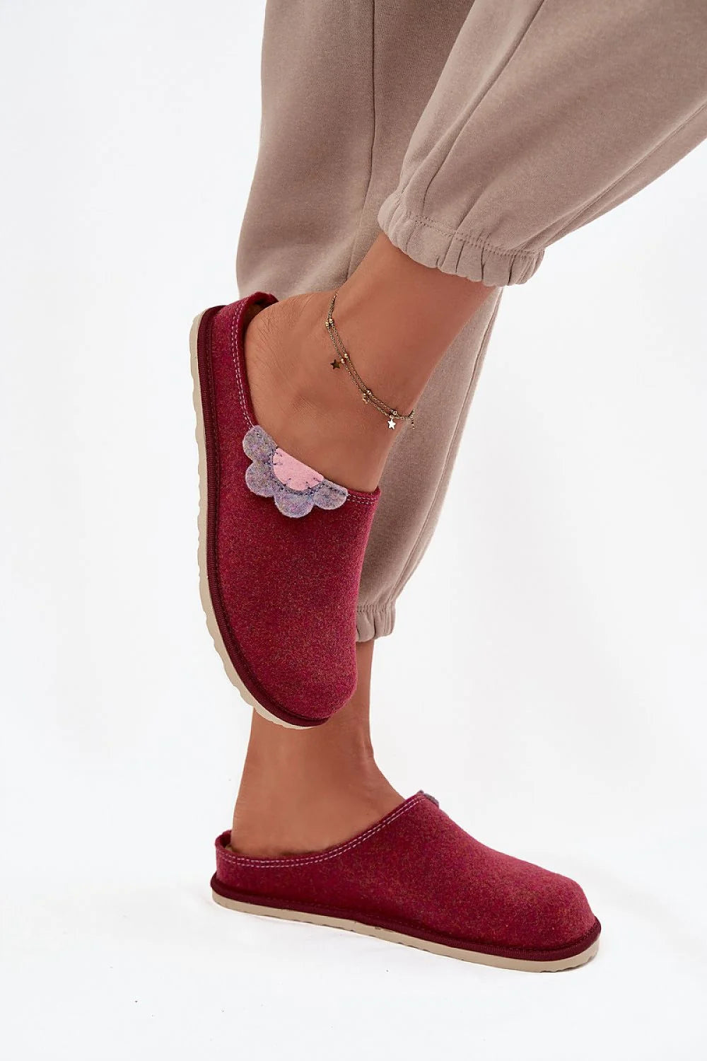 mules femme feutrine bordeaux appliqué pétale multicolore rose lilas bout rond semelle crantée beige caoutchouc cuir suédé confort