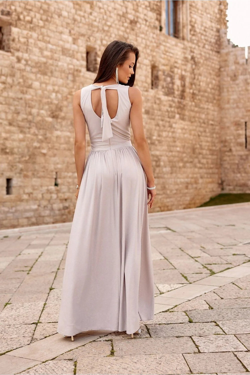Robe longue élégante pour soirée décolleté V croisé tissu scintillant couleur neutre fente haute sans manches femme