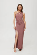Robe longue Makover style sophistiqué et élégant coupe ajustée épaule nue matière métallisée coloris rose pâle fente haute soirée femme