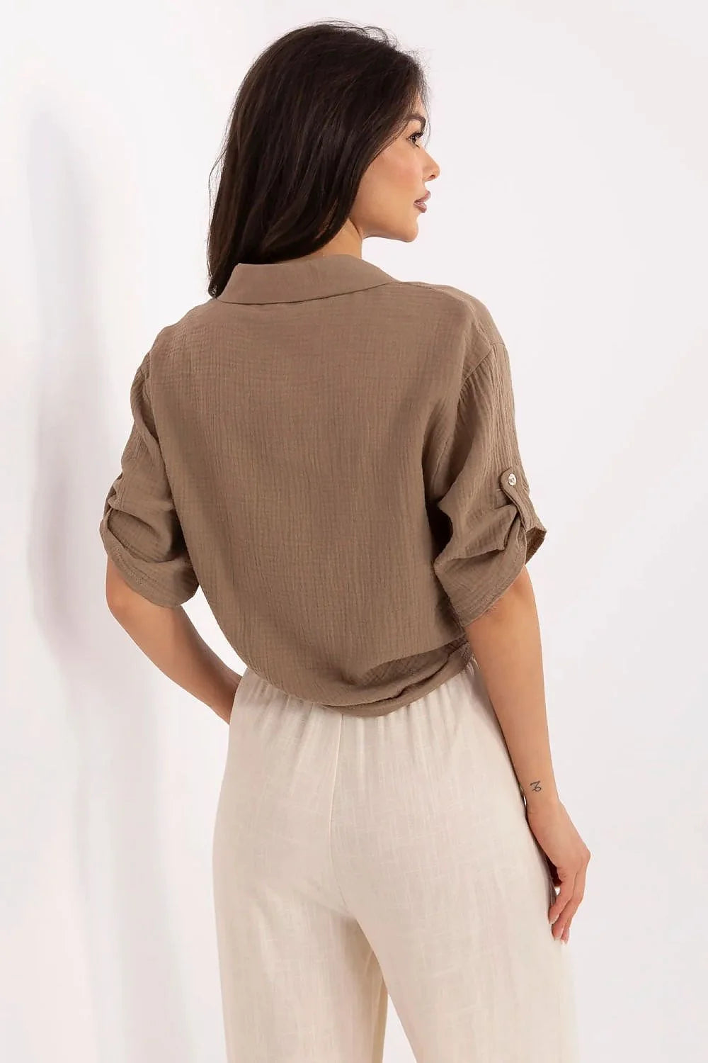 Chemise féminine élégante décontractée coton naturel marron clair manches mi-longues nœud devant poche brodée taille ajustée