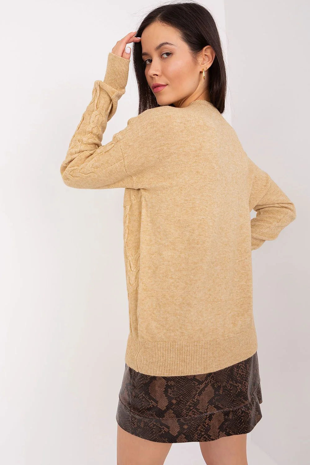 Chandail casual-chic pour femme en tricot torsadé beige doré, manches longues, col rond, texture visuelle sophistiquée