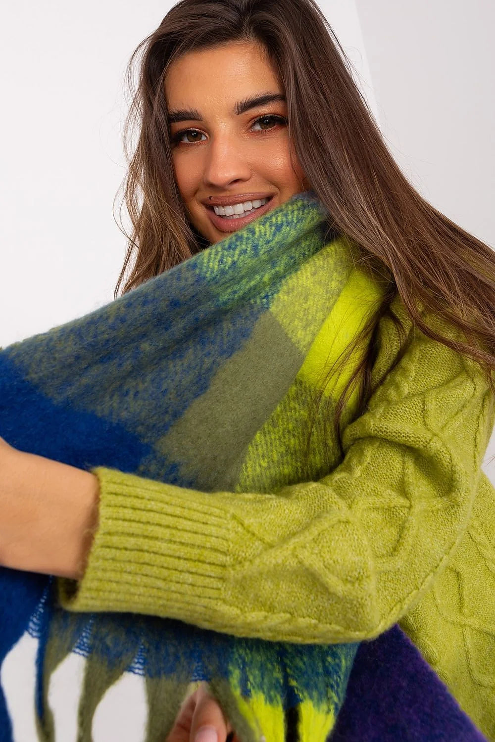 Longue écharpe carreaux colorés pull ample manches longues motif torsadé vert lime fins côtelets femme automne hiver élégant confort mode accessoire longues franges