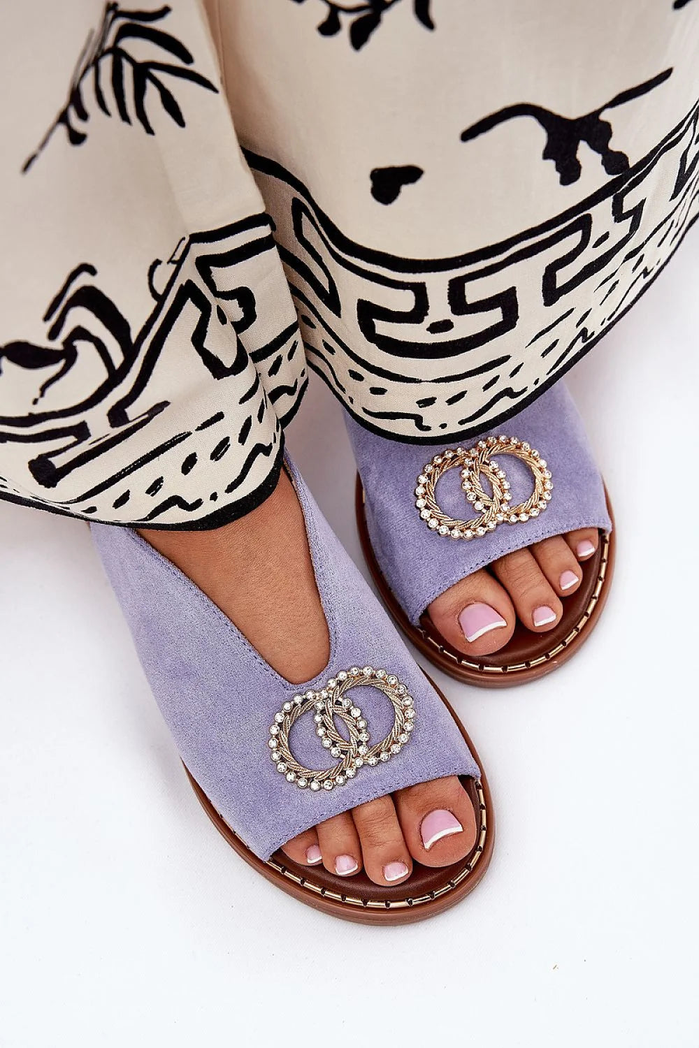 Sandales ouvertes élégantes pour femmes style moderne design double cercle entrelacé en pierres dorées tige en daim lavande semelle en cuir artificiel talon plat ajustable